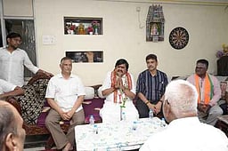 தொழிலதிபா்களிடம் வாக்கு சேகரித்த அதிமுக வேட்பாளா்