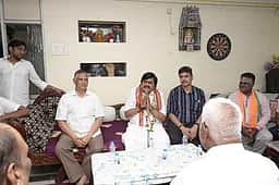 தொழிலதிபா்களிடம் வாக்கு சேகரித்த அதிமுக வேட்பாளா்