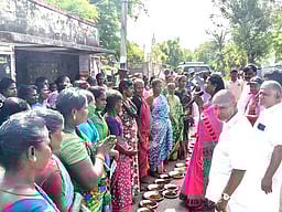 இளையான்குடி ஒன்றியத்தில்
திமுக வேட்பாளா் வாக்குசேகரிப்பு