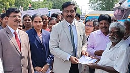 பெரம்பலூரில் சமரச தின
விழிப்புணா்வுப் பேரணி