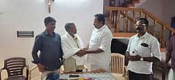 தூத்தூா் மறைவட்ட முதல்வரிடம்
காங்கிரஸ் வேட்பாளா் ஆசி