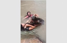 செல்ஃபி மோகம் - ஆந்திரத்தில் அருவியில் மூழ்கி 3 மாணவிகள் பலி  