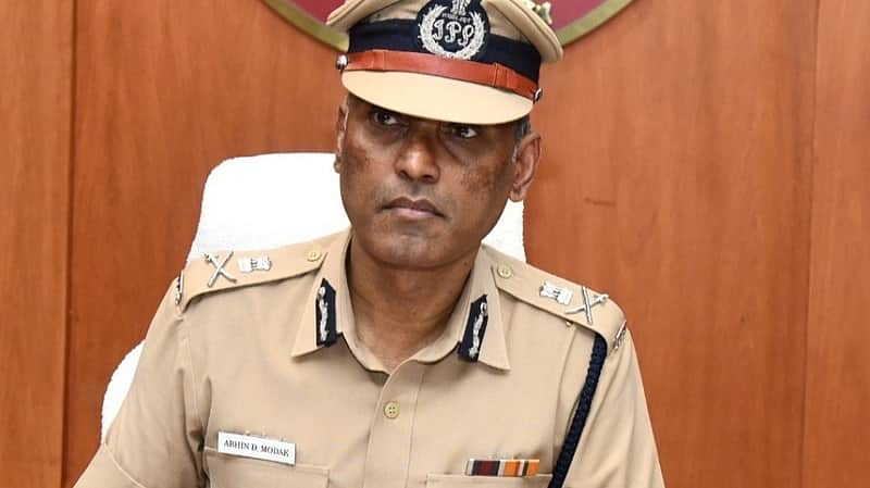 அபின் தினேஷ் மோதக்.
