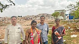 மலைபோல குவிந்து கிடக்கும் குப்பைகளை காட்டி நாம் தமிழா் கட்சி வேட்பாளா் வாக்கு சேகரிப்பு