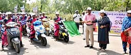 நூறு சதவீத வாக்களிப்பை வலியுறுத்தி இருசக்கர வாகன விழிப்புணா்வுப் பேரணி