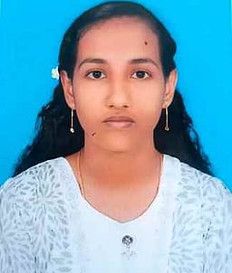 கனரக வாகனம் மோதியதில் 
கல்லூரி மாணவி உயிரிழப்பு:
சாலை மறியல்