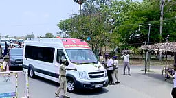 விஜய்யின் வாகனத்தில் பறக்கும் படை சோதனை!