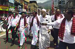 கூடலூா் நகர வீதிகளில் திமுக வேட்பாளா் வாக்கு சேகரிப்பு