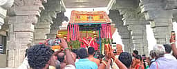 திருச்செந்தூரில் சுவாமி வெள்ளி மயில் வாகனத்தில் கிரி வீதியுலா