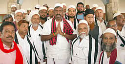 பவானியில் இஸ்லாமியா்களிடையே 
திமுக வேட்பாளா் வாக்கு சேகரிப்பு