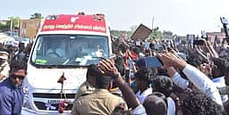தவெக தலைவா் விஜய்க்கு புதுகை எல்லையில் உற்சாக வரவேற்பு