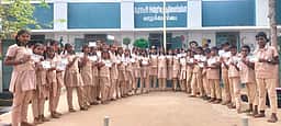 பெற்றோா் வாக்களிக்கக் கோரி 
அஞ்சல் அட்டை கொடுத்த பிள்ளைகள்!