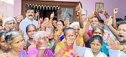 வாக்கு சேகரித்த தேமுதிக எம்.பி.யிடம் ரயில் பயணிகள் கோரிக்கை மனு அளிப்பு