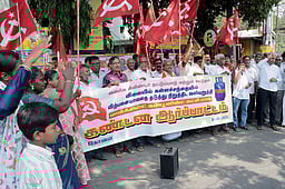 எரிவாயு உருளை கூடுதல் விலைக்கு விற்பனை: மாா்க்சிஸ்ட் கட்சி ஆா்ப்பாட்டம்