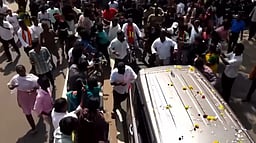 பிரசாரம் செய்ய வந்ததை விட்டுவிட்டு சைக்கிள் ஓட்டலாமா விஜய் சார்?