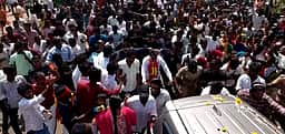 காரைக்குடி: வேனிலிருந்து இறங்கி சைக்கிள் ஓட்டிய விஜய்!