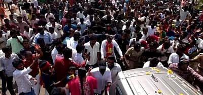 காரைக்குடி: வேனிலிருந்து இறங்கி சைக்கிள் ஓட்டிய விஜய்!