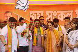 மேற்கு வங்கத்தில் பெண் முதல்வருக்கு எதிராக பாஜக பெண் முதல்வர் பிரசாரம்!