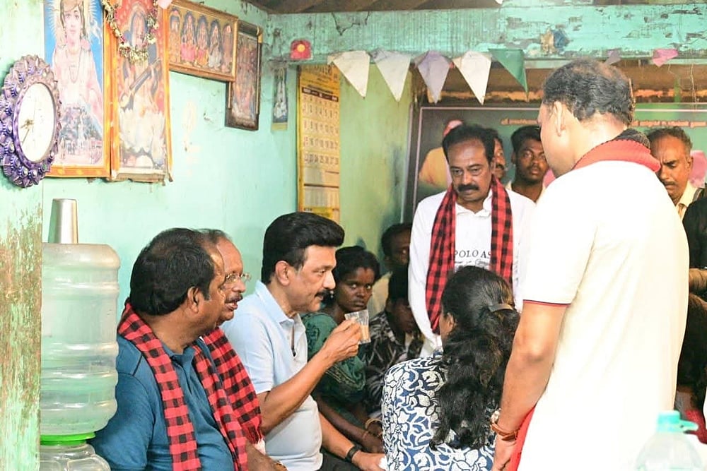 இலுப்பூரில் தேநீரகத்தில் சனிக்கிழமை காலை தேநீா் அருந்திய முதல்வா் மு.க.ஸ்டாலின். உடன், திமுக வேட்பாளரும், அமைச்சருமான எஸ்.ரகுபதி.