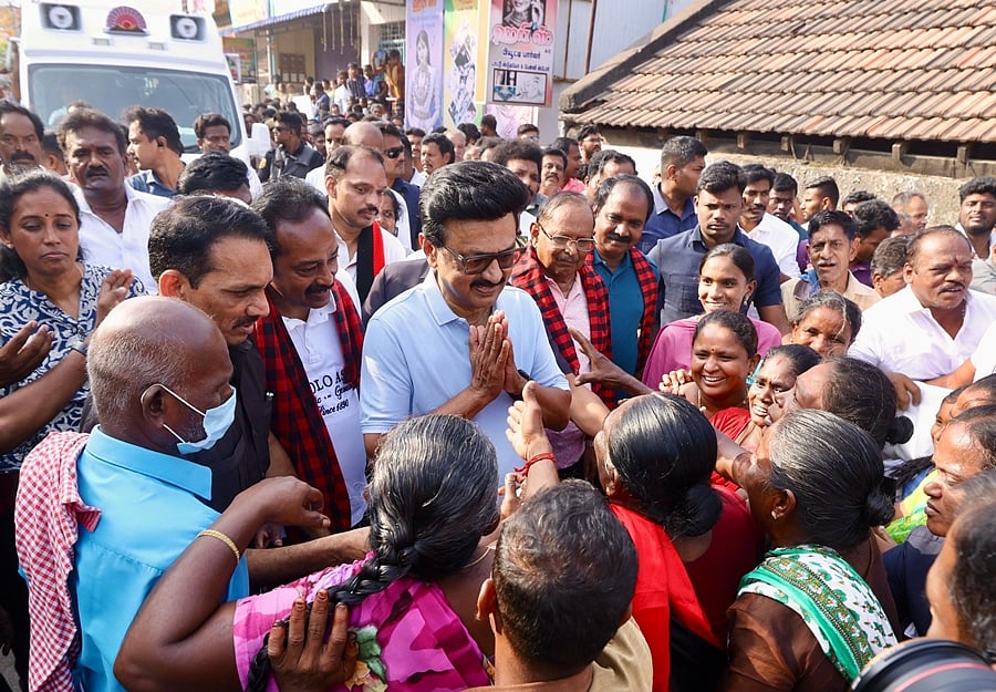 விராலிமலையில் சனிக்கிழமை காலை நடைப்பயிற்சி மேற்கொண்ட முதல்வா் மு.க.ஸ்டாலினுக்கு வாழ்த்துகளைத் தெரிவிக்கும் பெண்கள்.