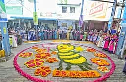 தோவாளை மலா் சந்தையில் 
தோ்தல் விழிப்புணா்வு நிகழ்ச்சி