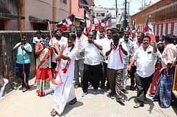 சிலம்பம் சுற்றி வாக்கு சேகரித்த அதிமுக வேட்பாளா்!