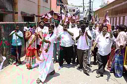 சிலம்பம் சுற்றி வாக்கு சேகரித்த அதிமுக வேட்பாளா்!