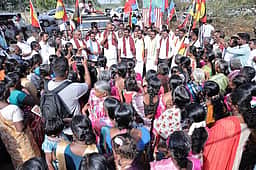 ராதாபுரம் தொகுதிக்குள்பட்ட கிராமங்களில்
 திமுக வேட்பாளா் வாக்கு சேகரிப்பு