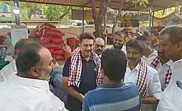 பழனி உழவா் சந்தையில்
அதிமுக வேட்பாளா் வாக்கு சேகரிப்பு