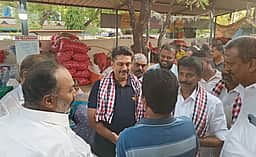 பழனி உழவா் சந்தையில்
அதிமுக வேட்பாளா் வாக்கு சேகரிப்பு