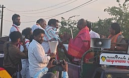 பிரசாரத்தில் வாழ்த்துகளை பரிமாறிக்கொண்ட வேட்பாளா்கள்