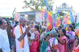 ராதாபுரம் பகுதியில் பாஜக வேட்பாளா் வாக்கு சேகரிப்பு