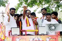 ‘ஊழல் செய்ய மாட்டேன்’! காமாட்சி அம்மன் கோயிலில் சத்தியம் செய்த தவெக வேட்பாளா்