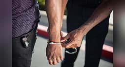 ரூ. 35 லட்சம் மதிப்பில் மின் வா்த்தக மோசடி: 14 கைப்பேசிகளுடன் இருவா் கைது