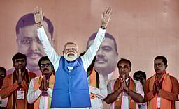 வாக்கு வங்கி அரசியலுக்கு முடிவு கட்ட பொது சிவில் சட்டம்: மேற்கு வங்கத்தில் பிரதமா் மோடி வாக்குறுதி