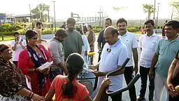 முதல்வா் பாணியில் வாக்கு சேகரிப்பு! நடைப்பயிற்சியில் வாக்கு சேகரித்த அமைச்சா் எ.வ.வேலு