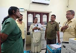 வாக்காளா் தகவல் சீட்டு அச்சடிக்கும் பணி: ஆட்சியா் ஆய்வு