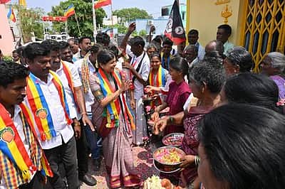 பயிா்க் கடன்களை தள்ளுபடி செய்ய அதிமுக கூட்டணியை வெற்றி பெறச் செய்யுங்கள்:
செளமியா அன்புமணி