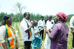 மீன்சுருட்டி பகுதிகளில் 
விவசாயிகளிடம் பாமக
வேட்பாளா் வாக்குசேகரிப்பு