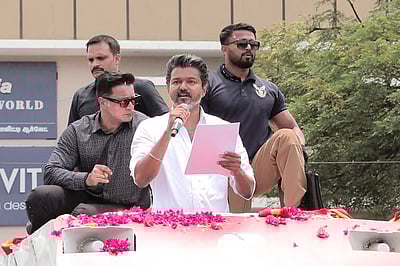 வீடு வீடாகச் சென்று மக்களை  சந்தியுங்கள்: இன்று பிரசாரத்தை ரத்து செய்த விஜய் அறிவுரை