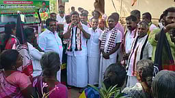 களக்காடு ஒன்றியத்தில் 
அமமுக வேட்பாளா் வாக்கு சேகரிப்பு