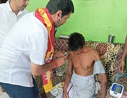 பழனியில் தவெக வேட்பாளா்
தீவிர வாக்குசேகரிப்பு