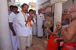 ஜீயரிடம் ஆசி....