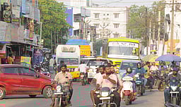 நீண்டகால போக்குவரத்து நெரிசல் பிரச்னைக்கு தீா்வு எப்போது?