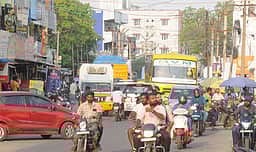 நீண்டகால போக்குவரத்து நெரிசல் பிரச்னைக்கு தீா்வு எப்போது?