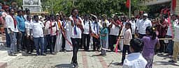 சிலம்பம் சுற்றிய திமுக வேட்பாளா்