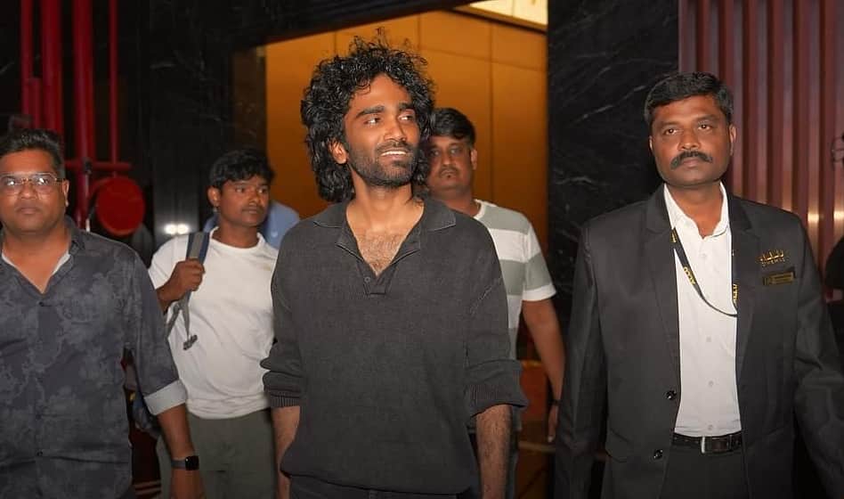 தியேட்டரில் ரசிகர்களுடன் பிரதீப் ரங்கநாதன் - புகைப்படங்கள்