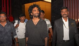 தியேட்டரில் ரசிகர்களுடன் பிரதீப் ரங்கநாதன் - புகைப்படங்கள்