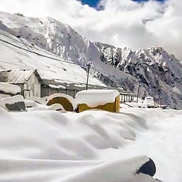 கேதார்நாத்தில் கடும் பனிப்பொழிவு - புகைப்படங்கள்