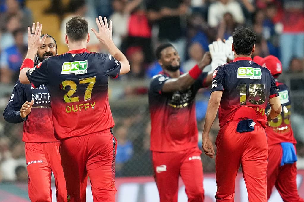 பெங்களூரு அணியிடம் வீழ்ந்த மும்பை! வான்கடேயில் ஆர்சிபி அசத்தல்!